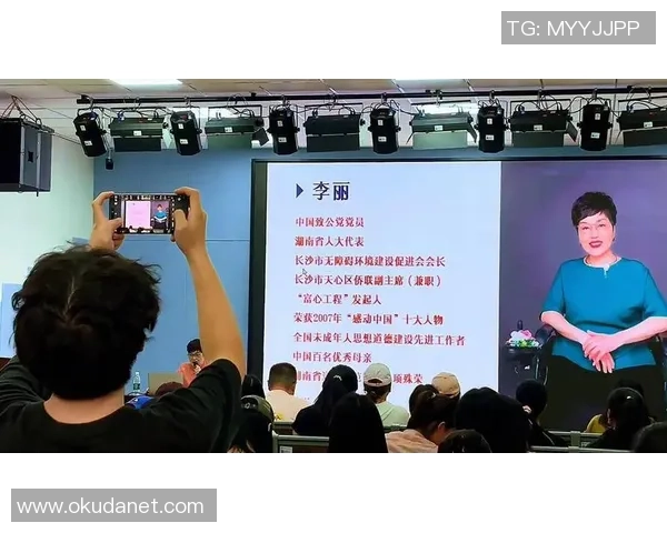 李丽的足球旅程：从青涩少女到职业球员的成长故事