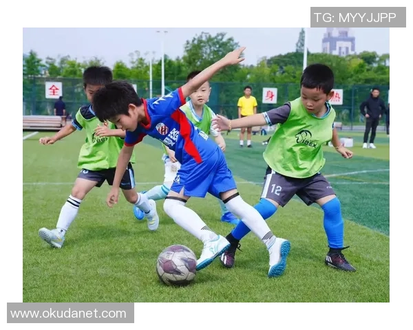 张芳的足球人生：从草地到绿茵场的深度对话与成长故事